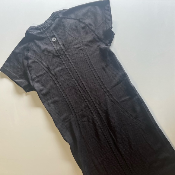 Lululemon athletic swiftie tee t-shirt size 2 black - Picture 4 of 9